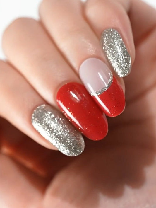 Detail gélových vianočných nechtov Red Carpet v červenej a striebornej.