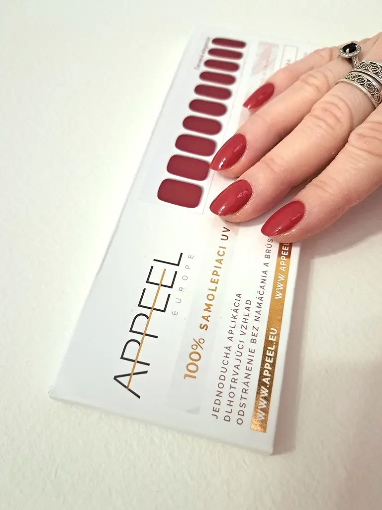 Trendy nechty - červená elegancia