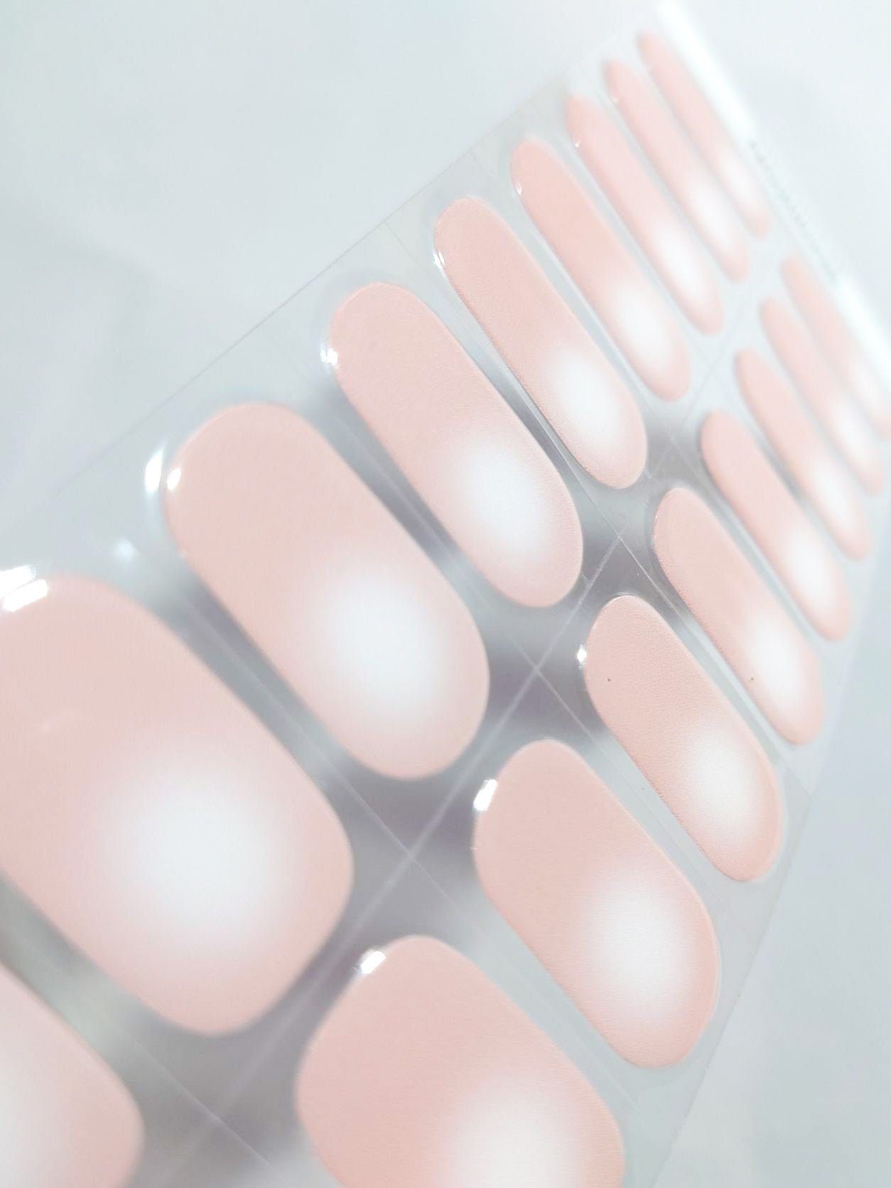 Elegantné ombré letné nechty