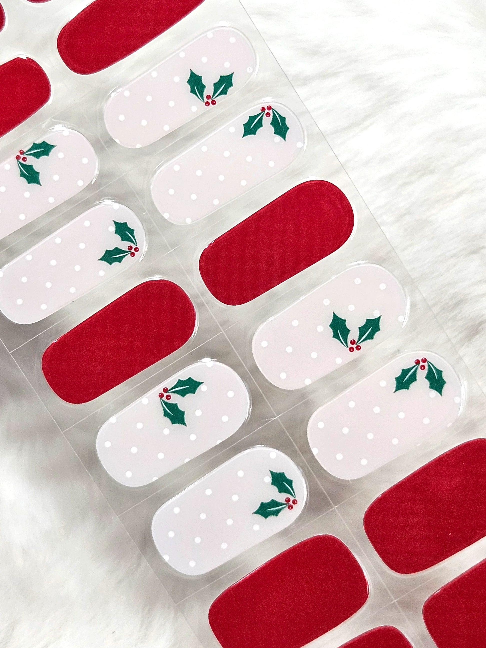 Sada gélových vianočných nechtov v červenej a bielej farbe s cezmínou.