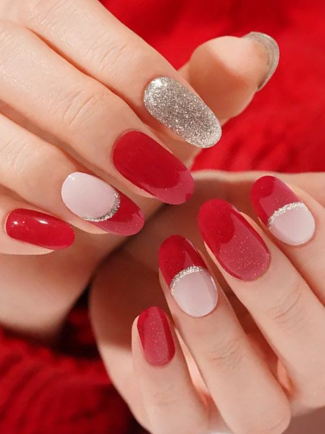 Červený trblietavý gélový vianočný necht Red Carpet v oválnom tvare.