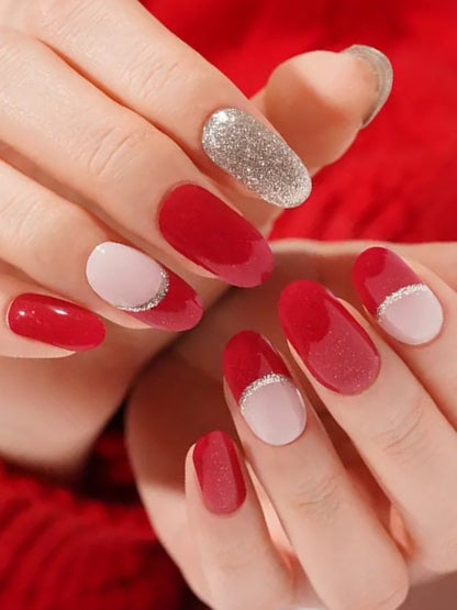 Červený trblietavý gélový vianočný necht Red Carpet v oválnom tvare.