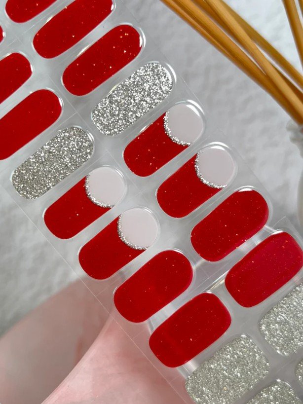 Červený trblietavý gélový vianočný necht Red Carpet v oválnom tvare.