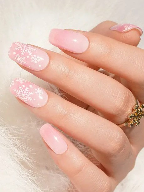 Jemné ružové gélové vianočné nechty Flowflake Kiss s bielymi vločkami.