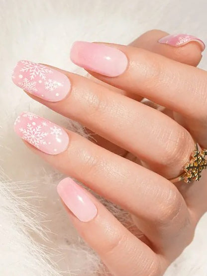 Jemné ružové gélové vianočné nechty Flowflake Kiss s bielymi vločkami.