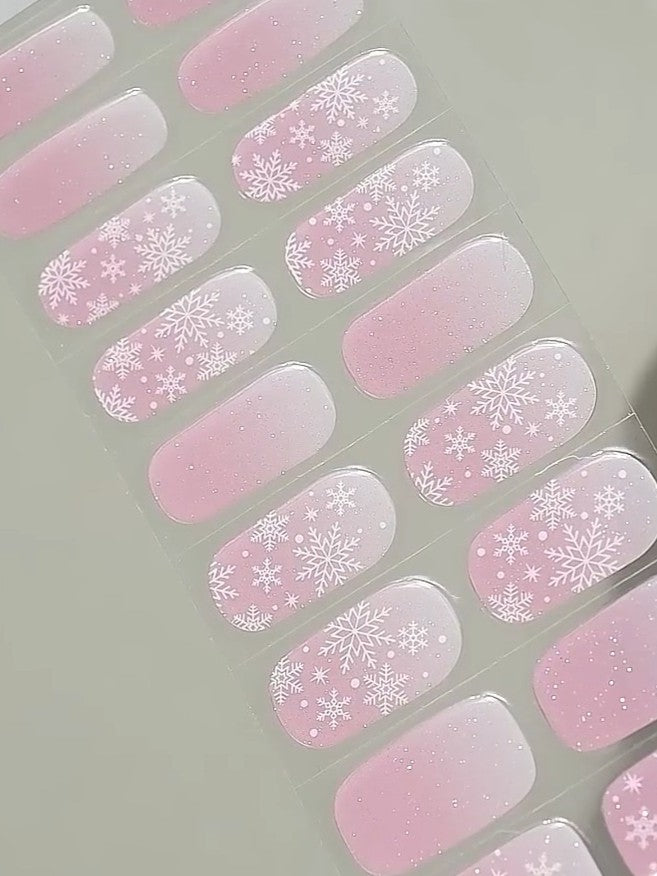 Jemný ružový gélový vianočný necht so snehovými vločkami a zimným vzorom