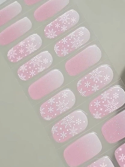 Jemný ružový gélový vianočný necht so snehovými vločkami a zimným vzorom