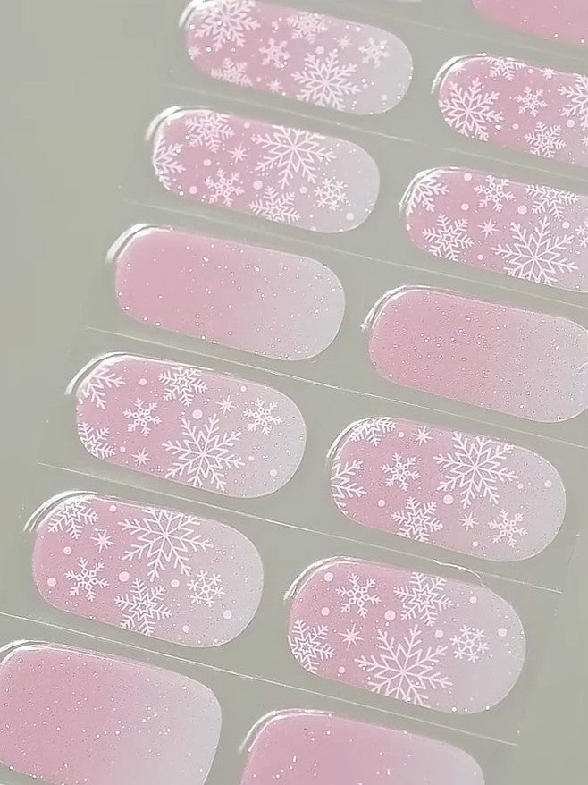 Flowflake Kiss – ružové vianočné gélové nechty s vločkami.