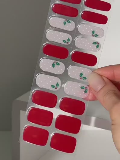 Video gélových vianočných nechtov Holly Jolly s bielym základom a cezmínou